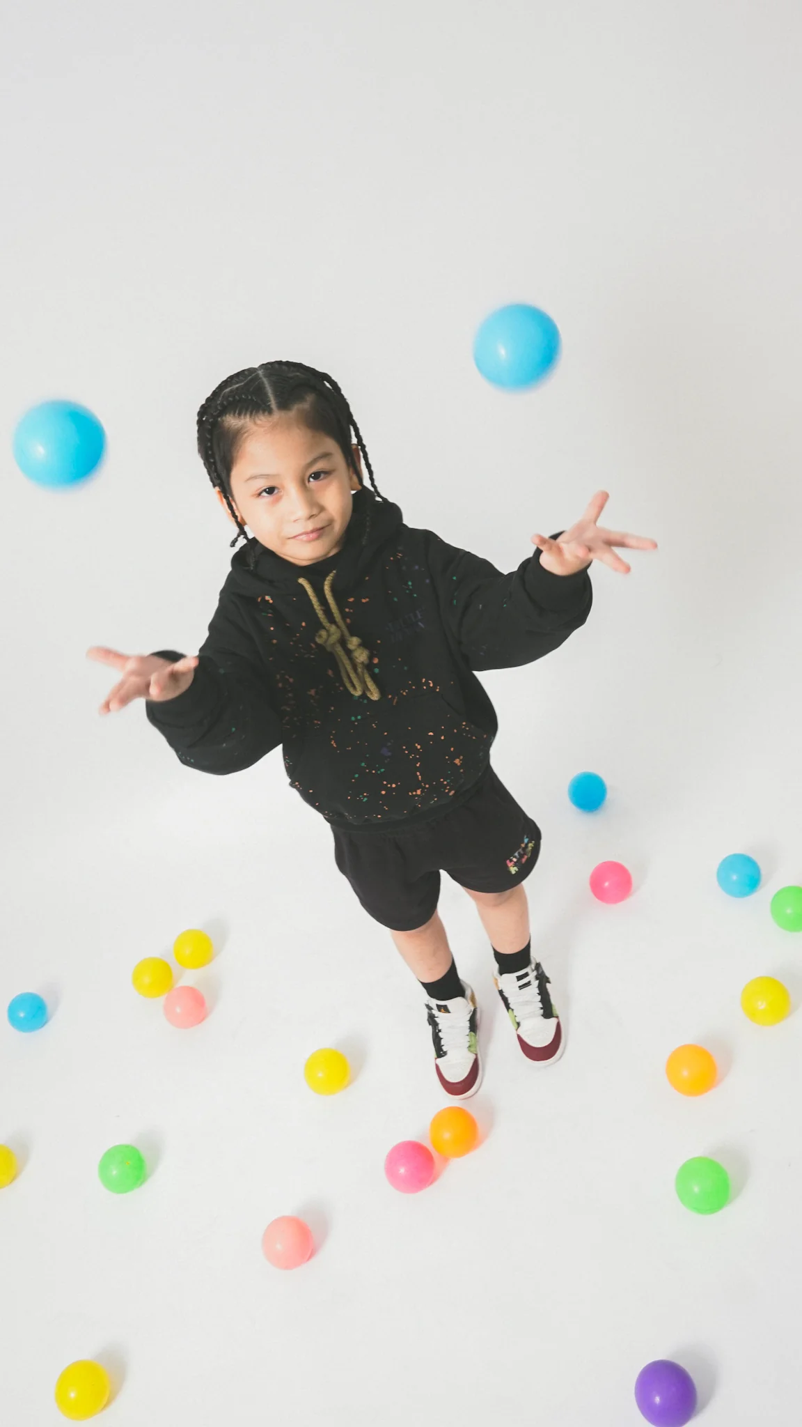 "CRAYONS" LITTLE HUMAN™ SWEATSHORTS IN ANTHRACITE - Image 12