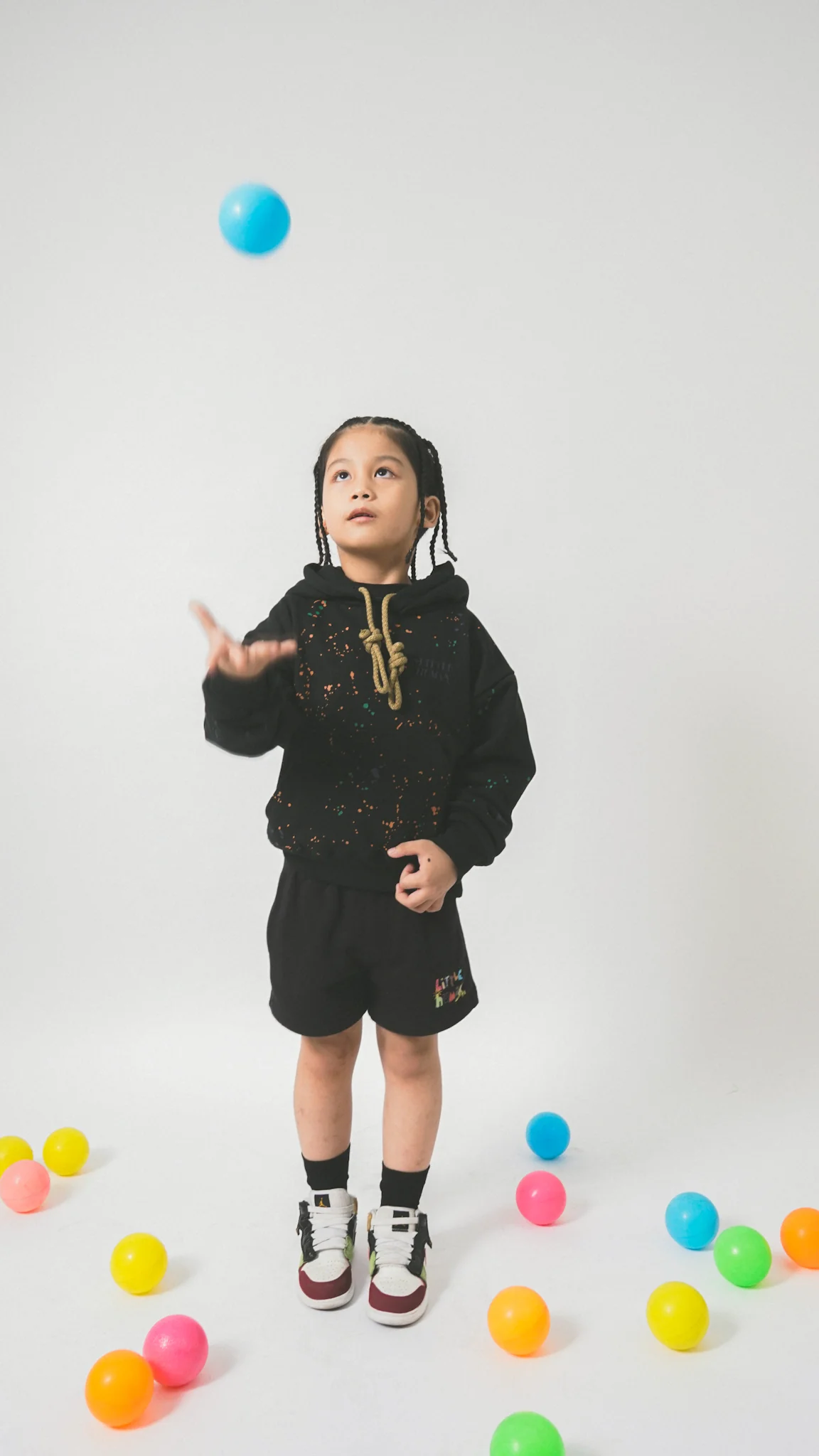 "CRAYONS" LITTLE HUMAN™ SWEATSHORTS IN ANTHRACITE - Image 15