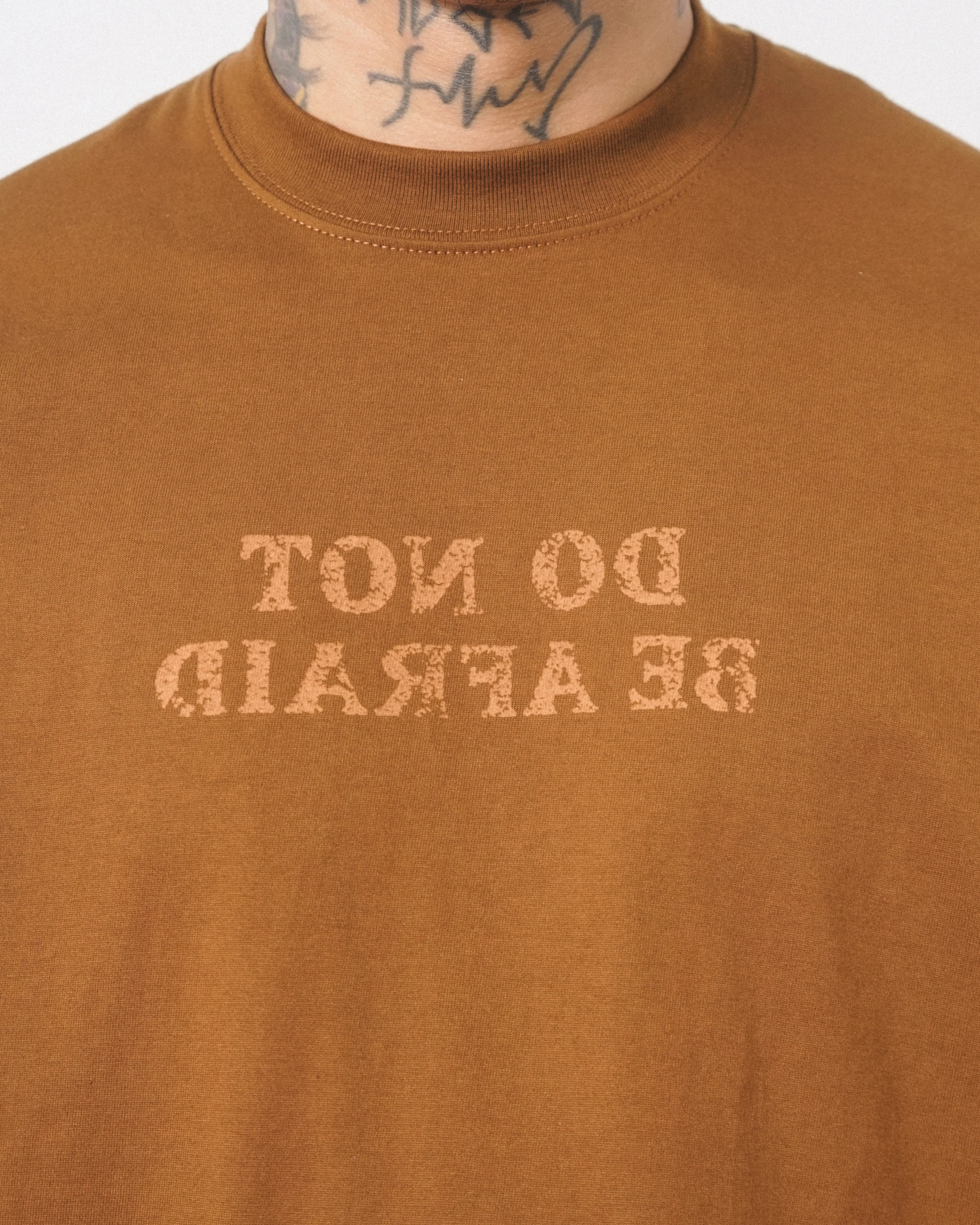 "DO NOT BE AFRAID" TEE IN RUST - Image 4