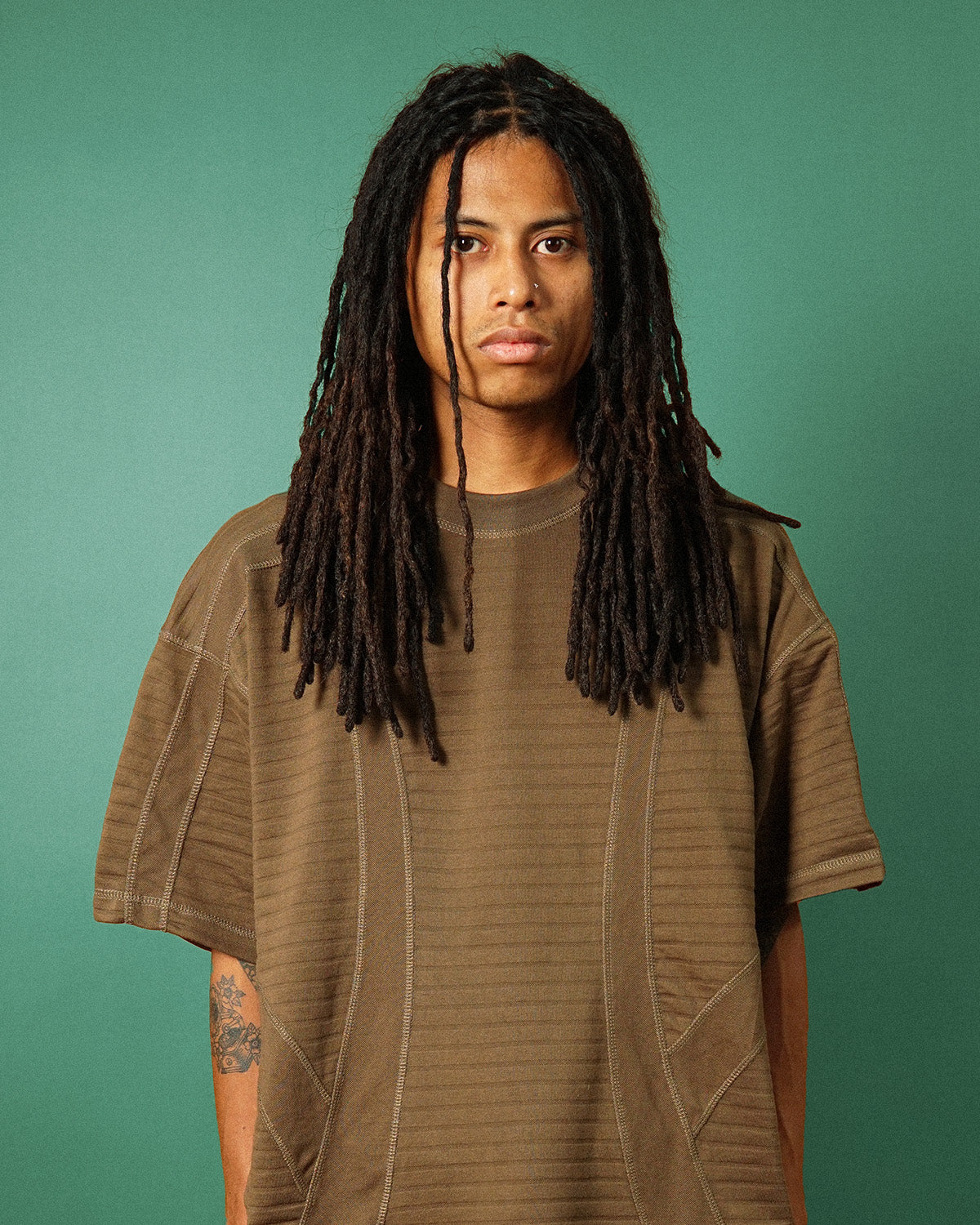 "FLOW" PIQUE TEE IN OLIVE - Image 8