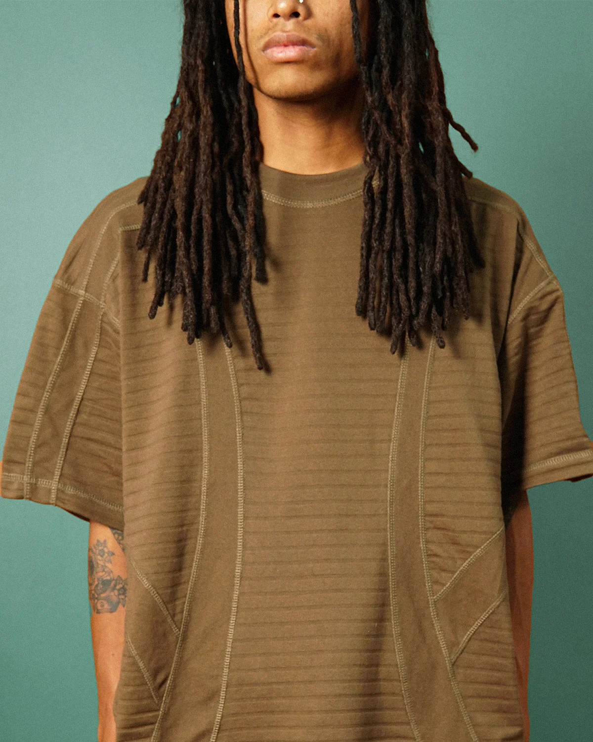 "FLOW" PIQUE TEE IN OLIVE - Image 9