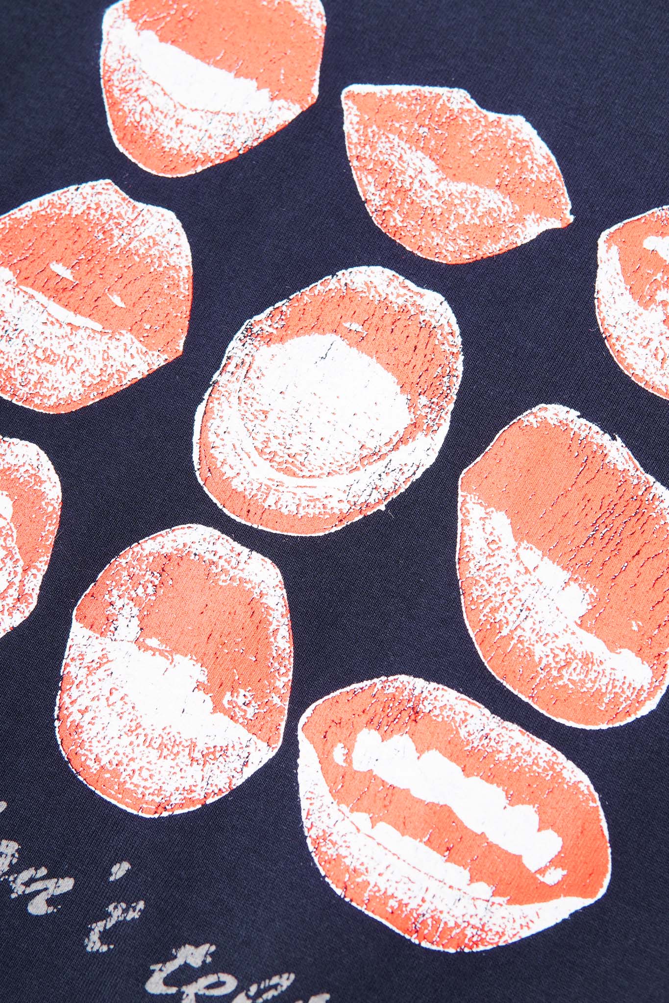 "KISS...DON'T TELL" TEE IN NAVY - Image 8
