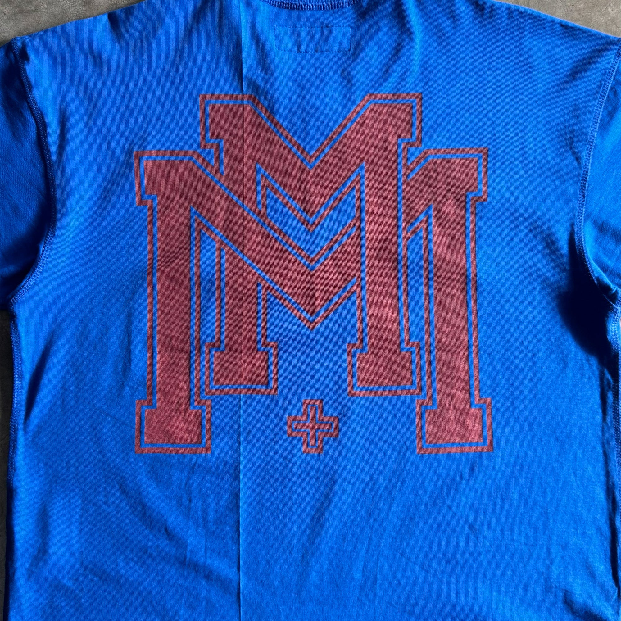 M'$ UNIVERSITY V2 TEE IN ELECTRIC BLUE - Image 3