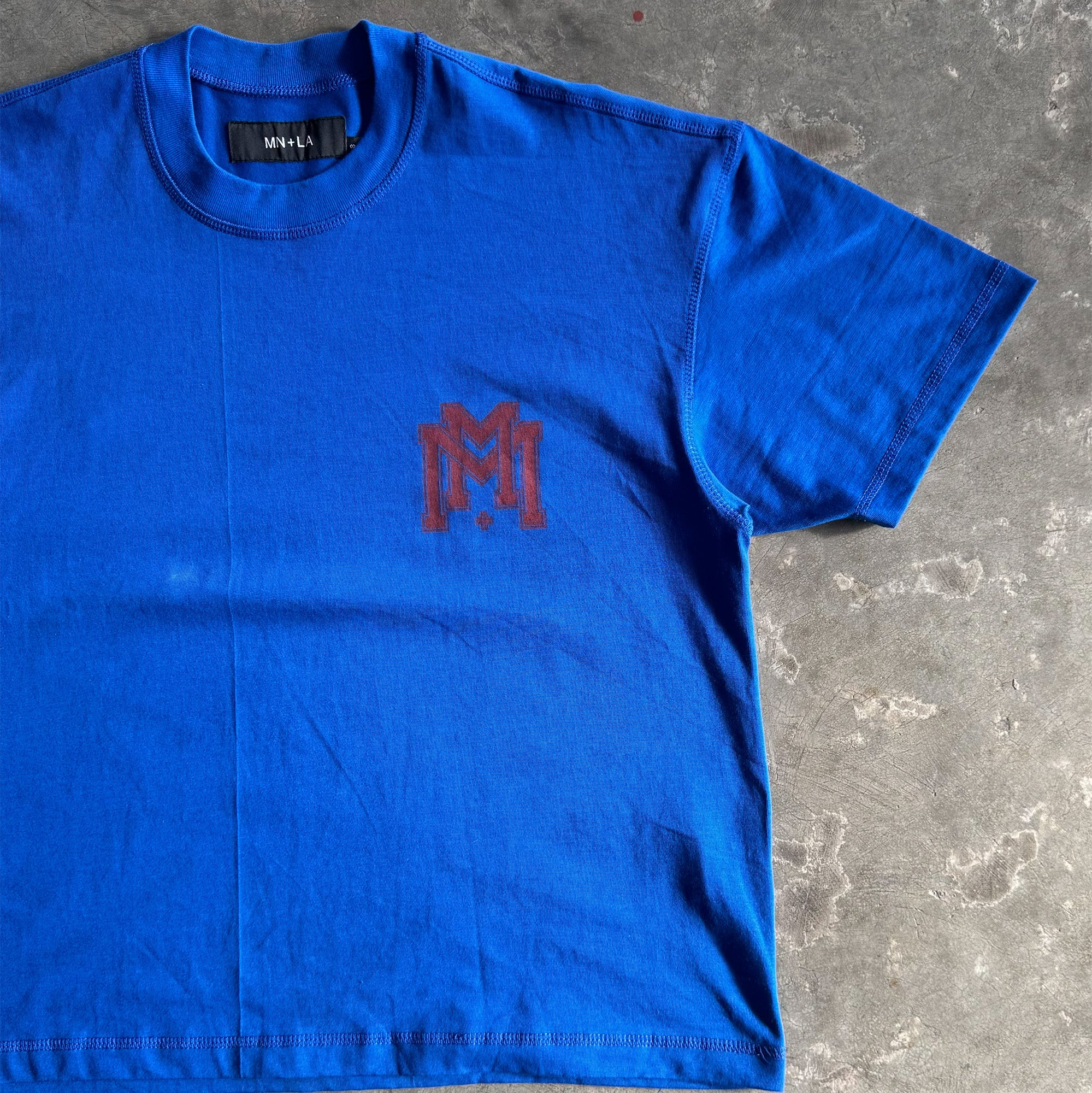 M'$ UNIVERSITY V2 TEE IN ELECTRIC BLUE - Image 5