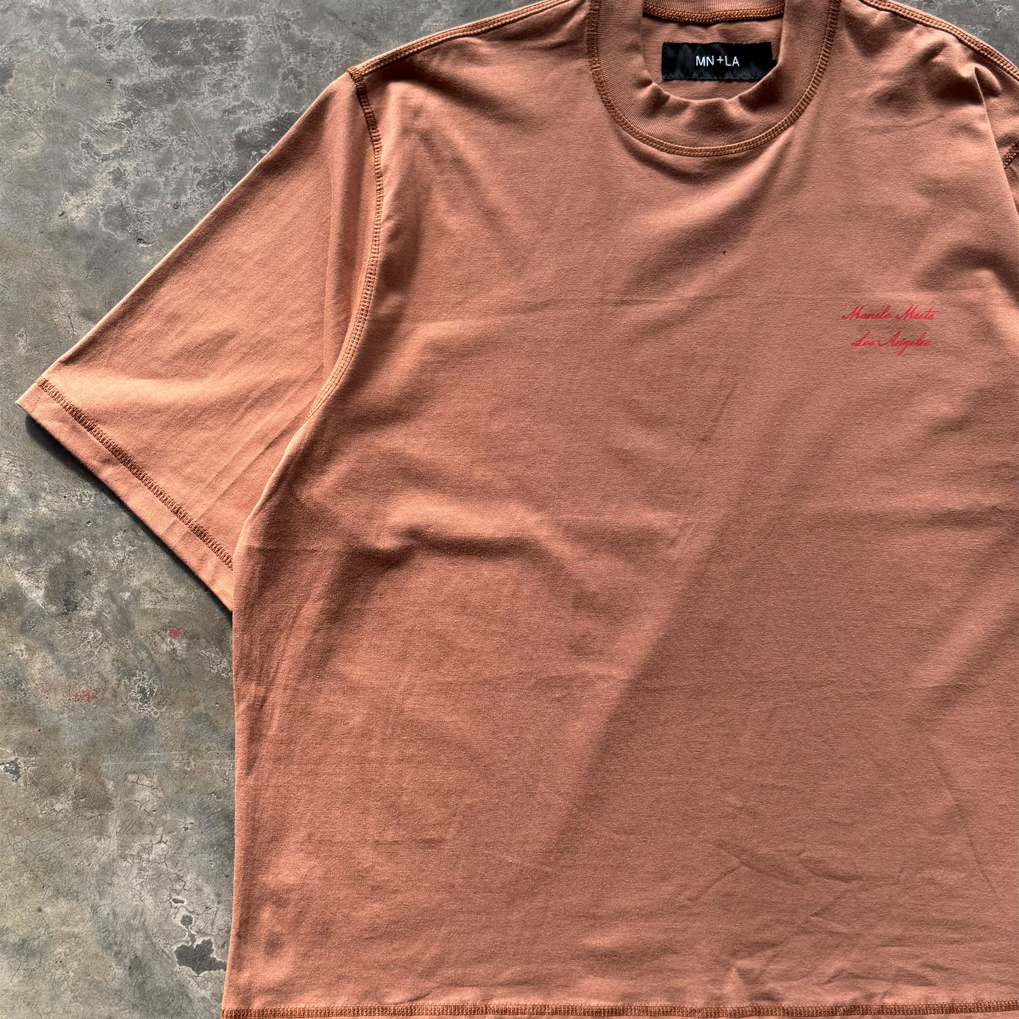 MN+LA™ SCRIPT LOGO TEE IN APRICOT - Image 2