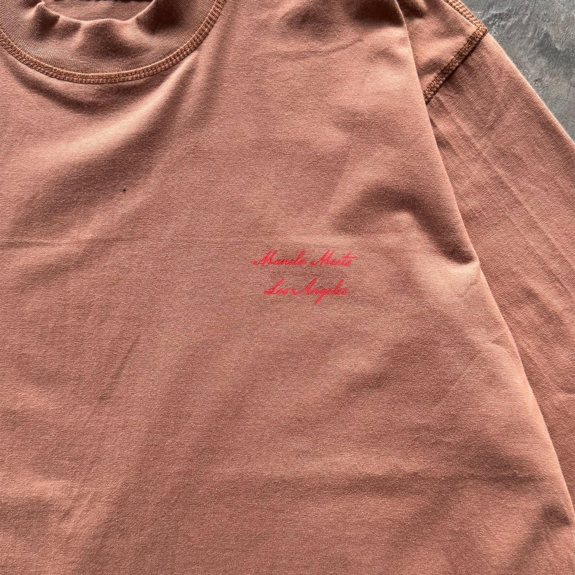 MN+LA™ SCRIPT LOGO TEE IN APRICOT - Image 3