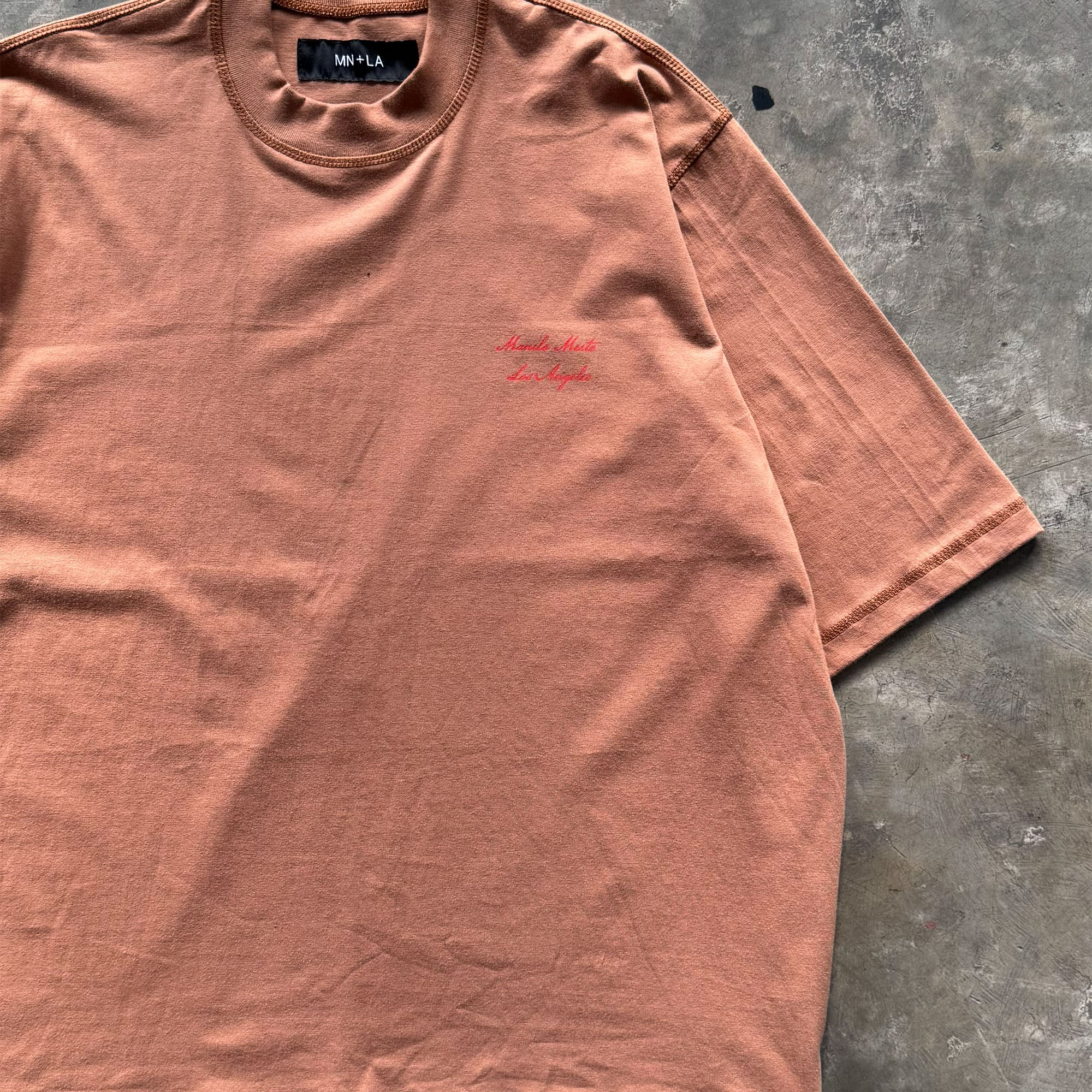 MN+LA™ SCRIPT LOGO TEE IN APRICOT - Image 5