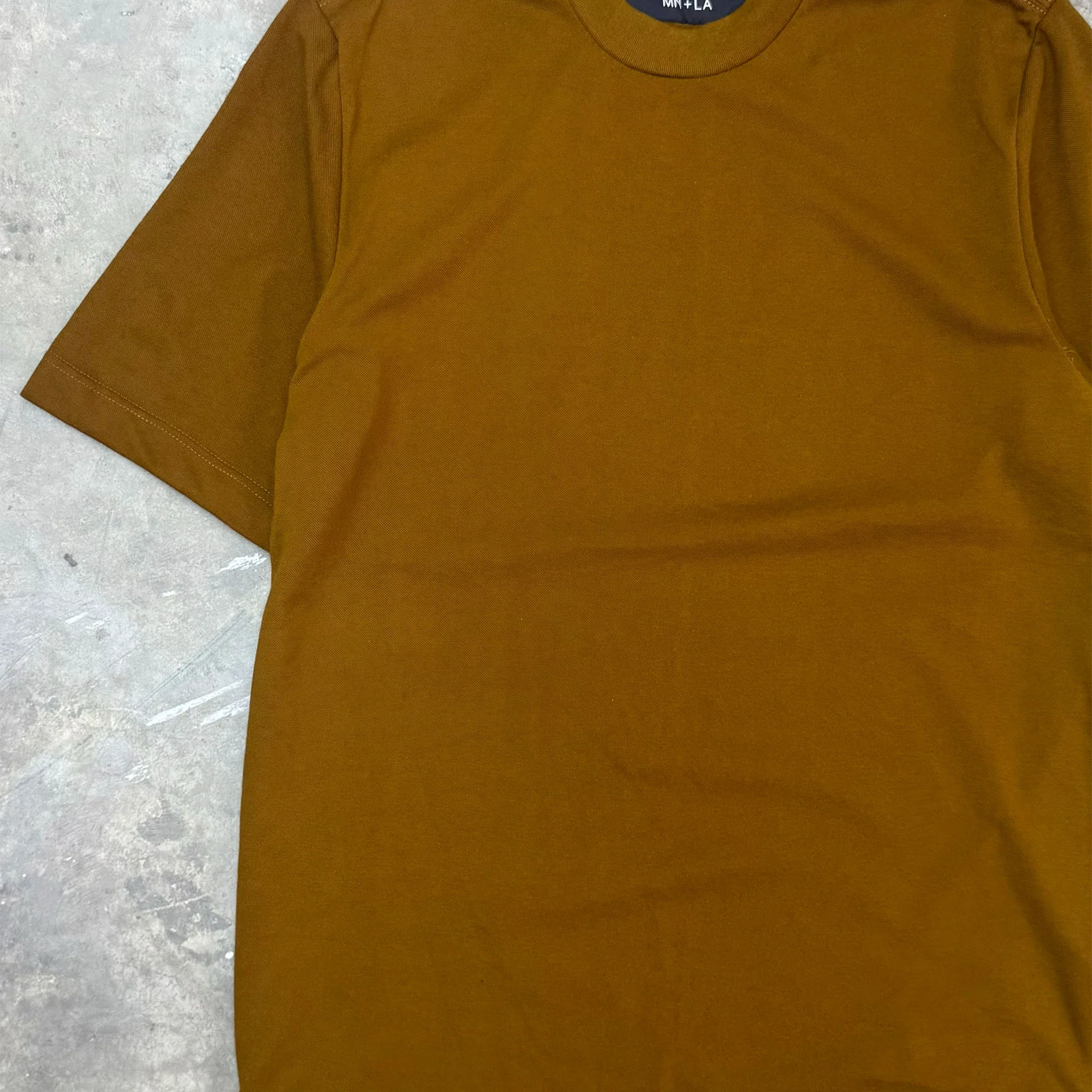 PIQUE MOCK NECK TEE IN RUST - Image 3