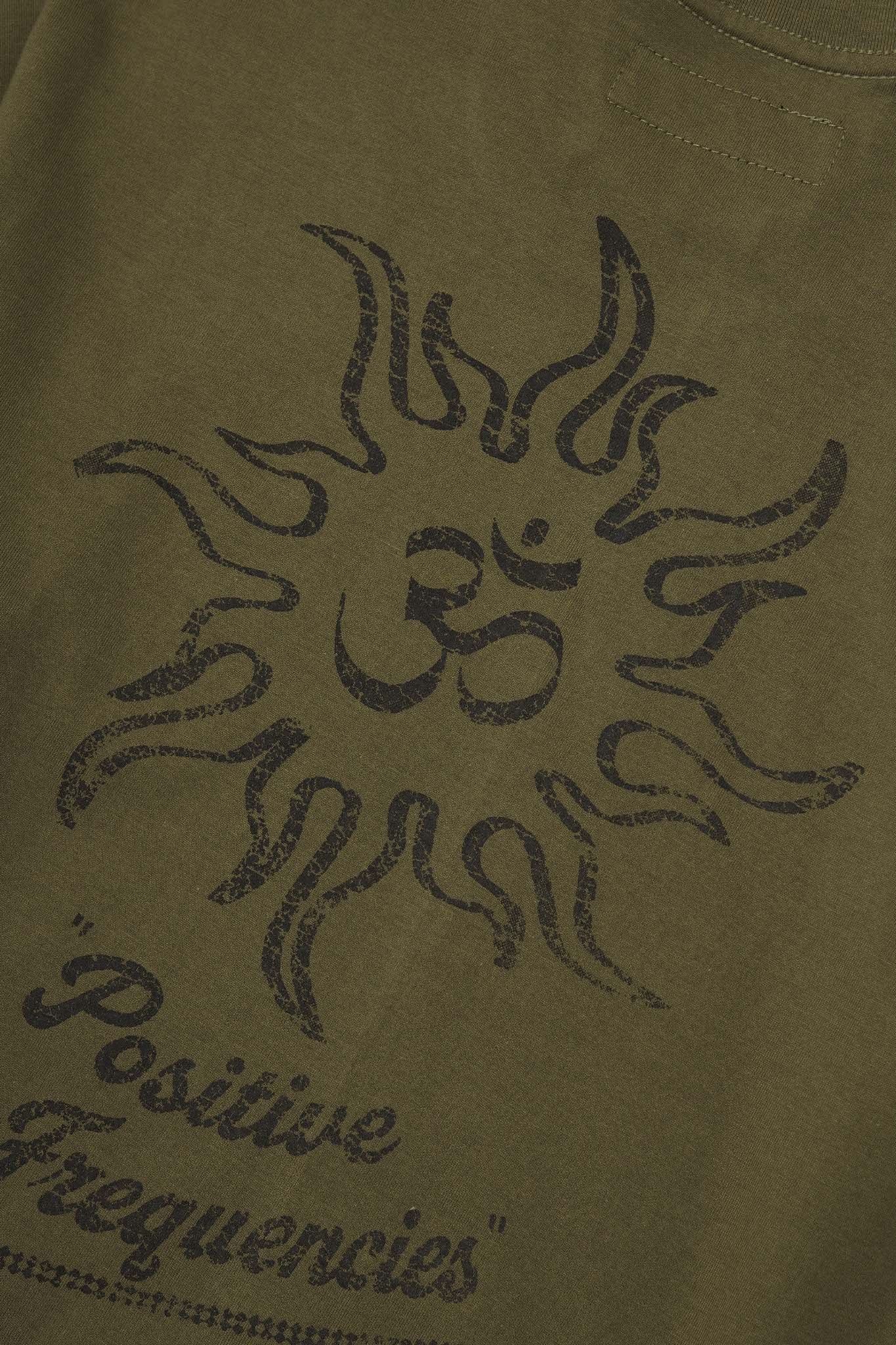 "POSITIVE FREQUENCIES" TEE IN OLIVE - Image 5