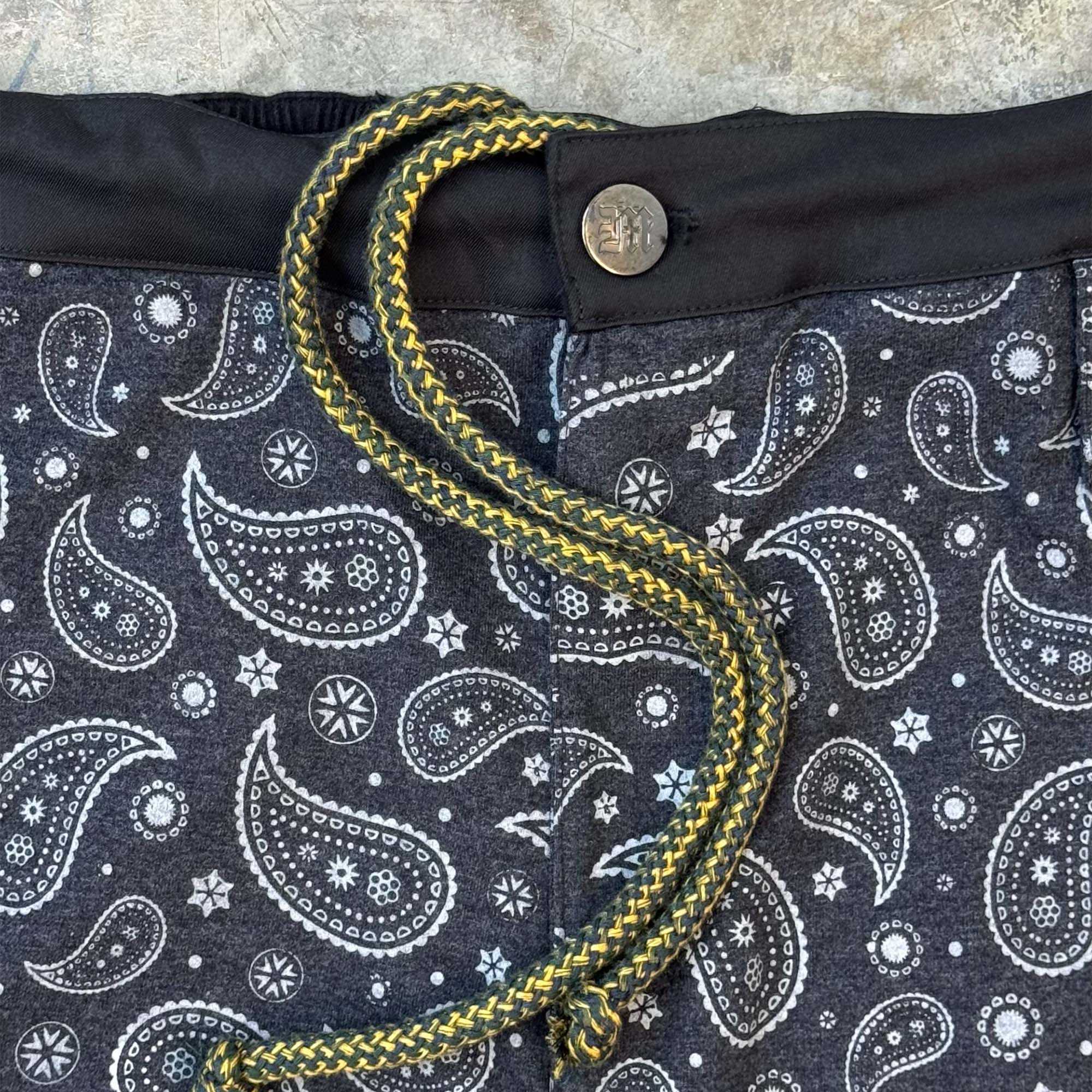 STRIDE SHORTS IN MIDNIGHT PAISLEY - Image 2