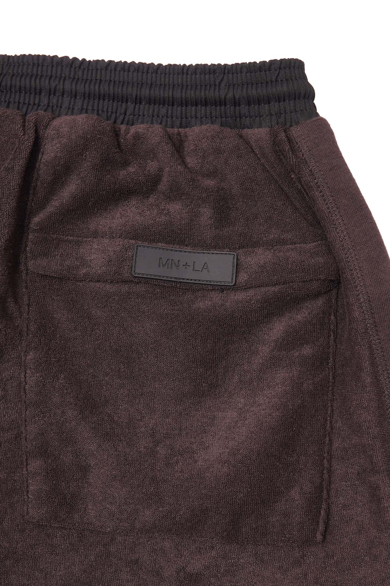 TOWEL STRIDE SHORTS IN CHARCOAL GREY - Image 10