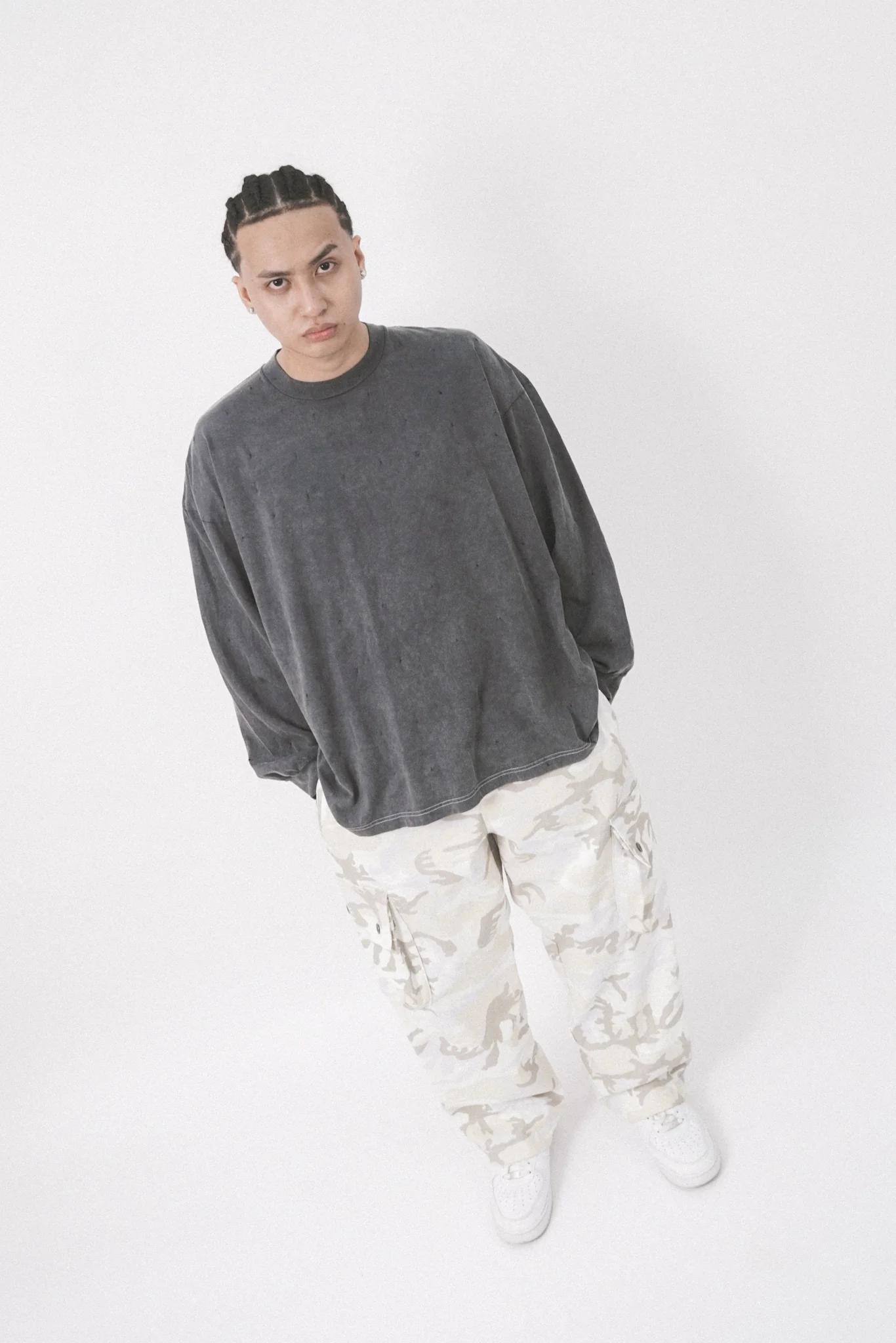 VINTAGE TATTERED LONGSLEEVE TEE IN GOLEM GREY - Image 12