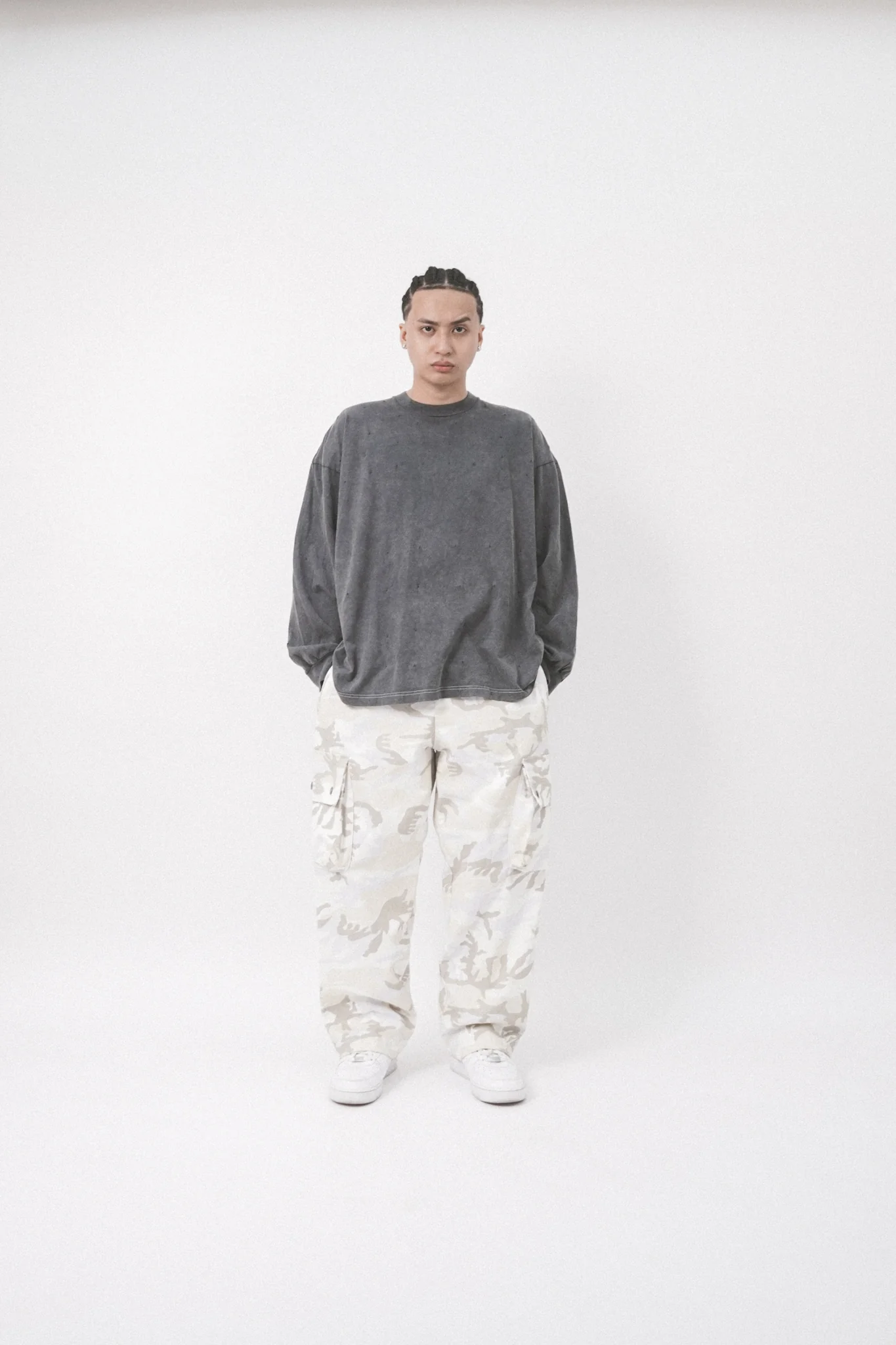 VINTAGE TATTERED LONGSLEEVE TEE IN GOLEM GREY - Image 13