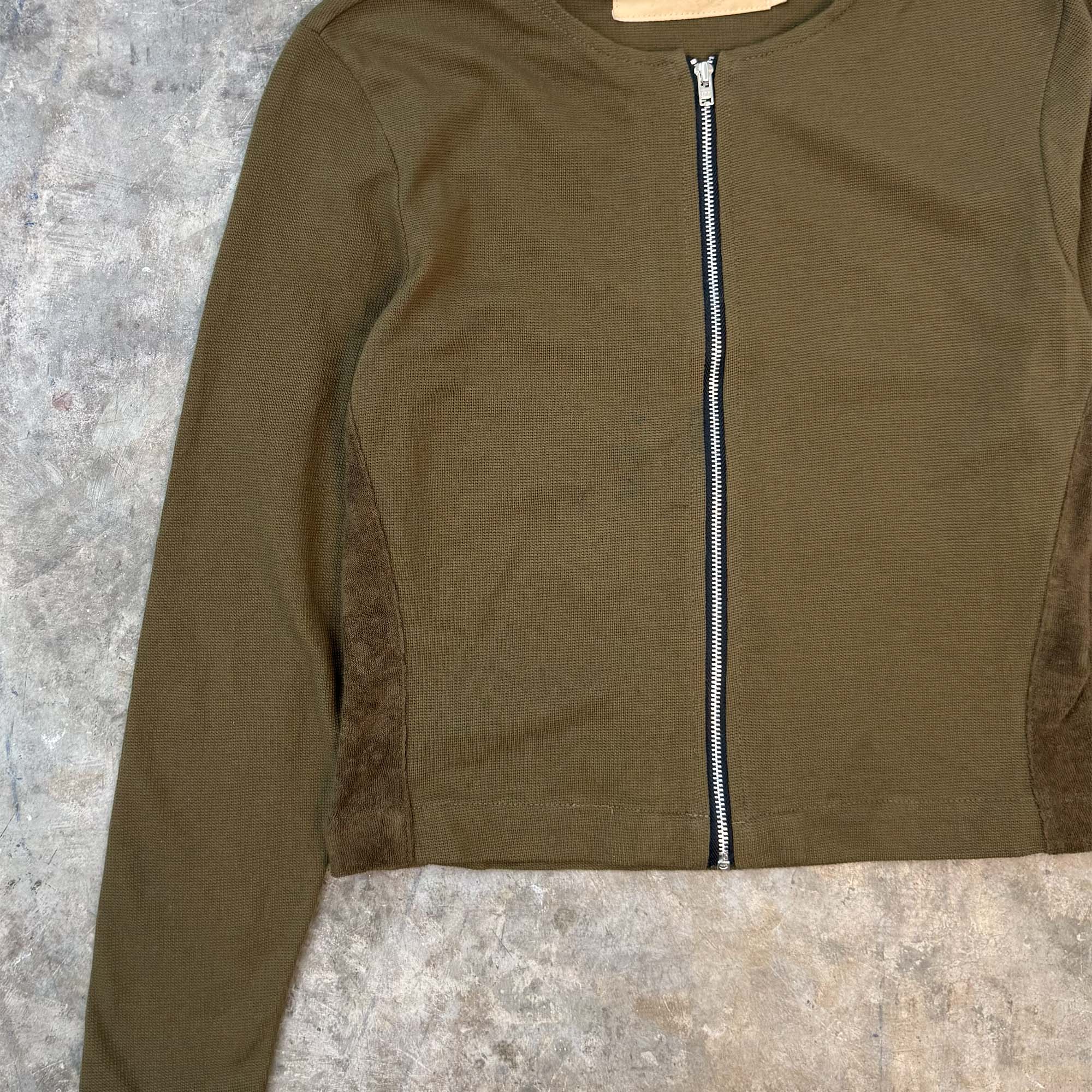 ZIP SCOOP NECK IN OLIVE - Image 3