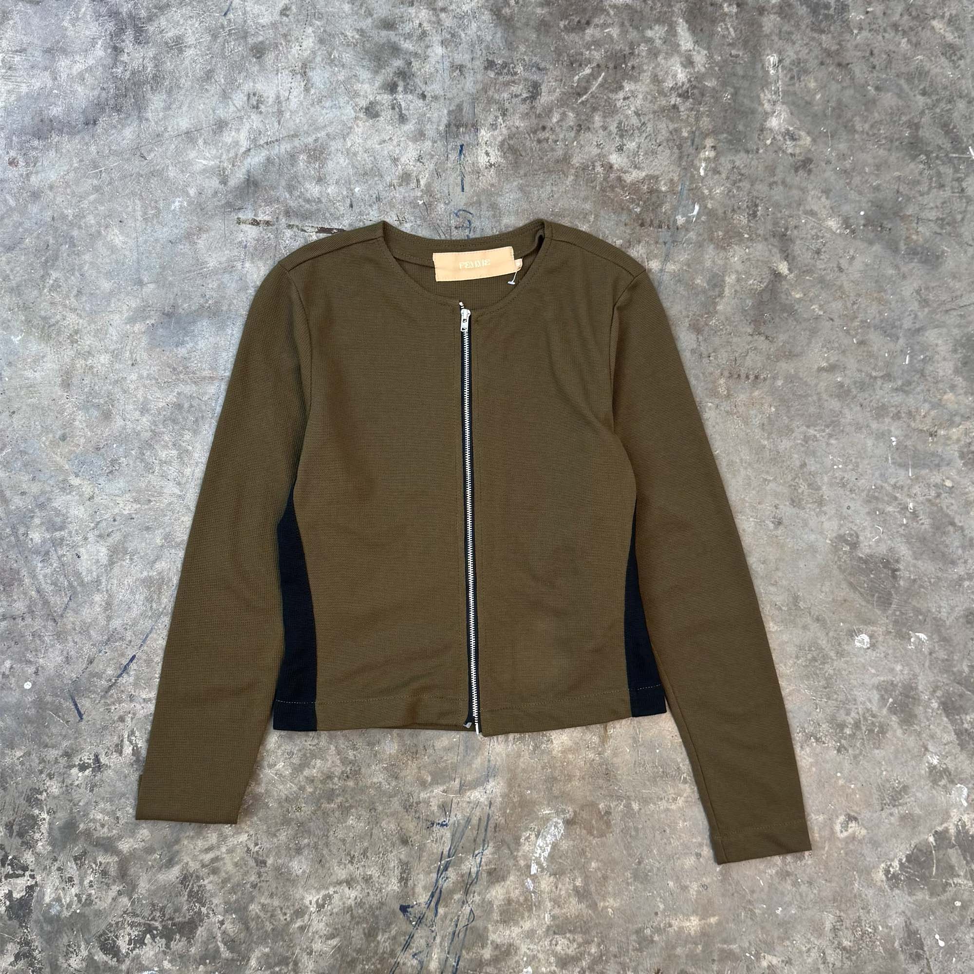 ZIP SCOOP NECK IN OLIVE